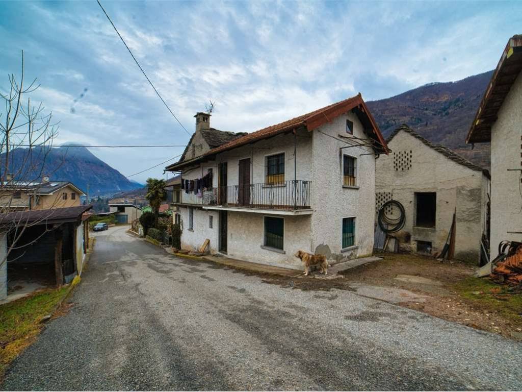 Pello · Casa rurale con rimessa e terreno a Trontano